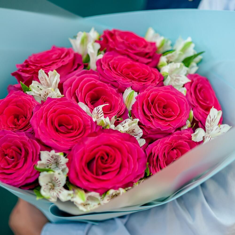 25 Красных и Малиновых Альстромерий в элегантной коробке